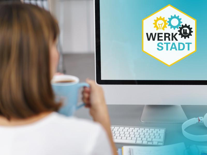 Frau vor einem PC mit Blick auf den Bildschirm, wo das Logo WERKSTADT sichtbar ist, bestehend aus dem Schriftzug und 3 Zahlrädern.